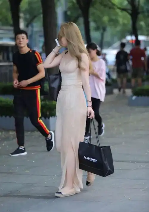 街拍美女小姐姐肤白貌美,细节超美超精致,别告诉我你没放大看