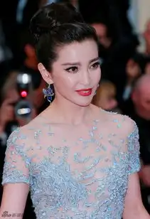 李冰冰冰蓝色宫廷复古礼服现身戛纳影展
