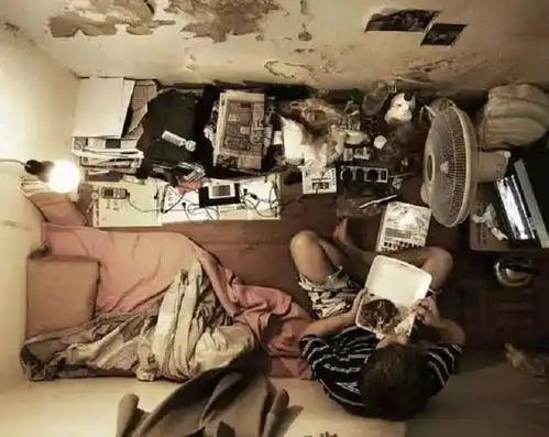 30万香港租客的辛酸住棺材房,马桶在灶台边
