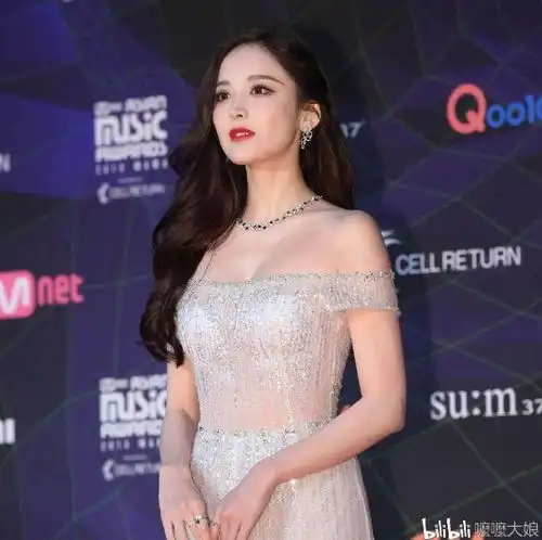 韩国艺人礼服廉价,一个娜扎就艳压韩国女明星
