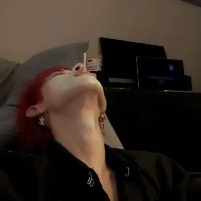 ins干净清爽的男生头像

