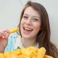 小女孩吃薯片的头像微信头像图片大全
