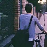 温柔岁月qq情侣头像一男一女年少都有个人和你相爱却没和你到老
