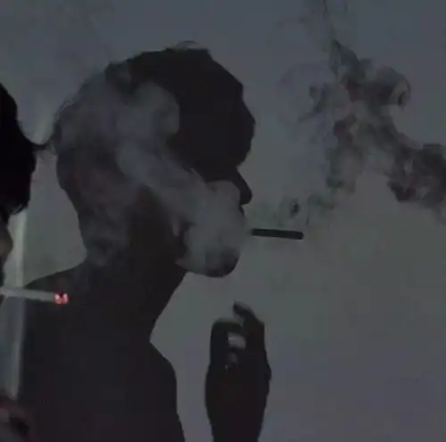 一见钟情太肤浅日久生情太苍白
