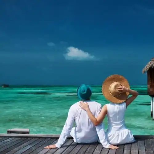 求情侣头像海边背影一男一女分开的
