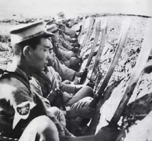 亮剑骑兵连提刀冲锋时,敌人为什么没开枪原来是迫不得已