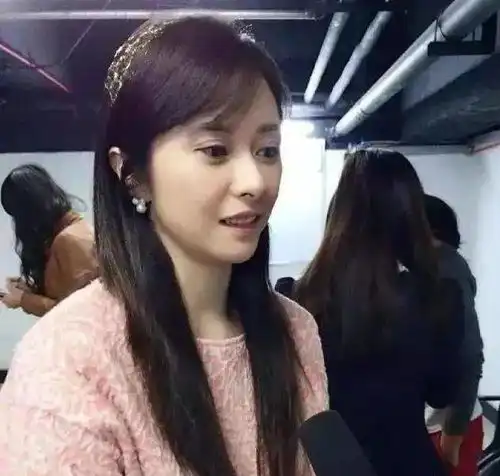 让吴彦祖失控的最美尼姑何美钿,45岁少女感依然十足

