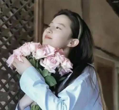 刘亦菲捧花头像为什么突然火了神仙姐姐秒变锦鲤
