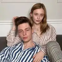 欧美情侣头像两张个性欧美男女情侣头像一人一张
