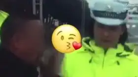 交警大哥劝阻撑伞骑车的大姐大姐连称搞笑拒不配合