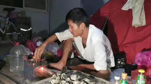 越穷越见鬼,流浪小伙废弃房子吃生蚝补身体,谁知脚受伤了
