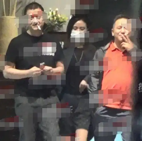 组图李亚鹏接绯闻女友回家海哈金喜西装热裤楚楚动人