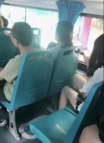 开心一刻5年前谈了个女朋友,她爹不喜欢我,把她远嫁外地了
