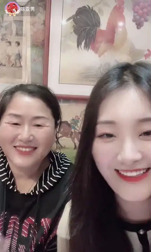 大衣哥儿子开直播被吐槽太胖,陈亚男霸气护夫对彼此的爱称好甜