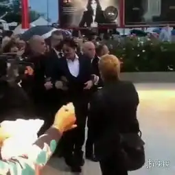 约翰尼德普威尼斯电影节走红毯坚持为粉丝签名敬业保镖一把拖走
