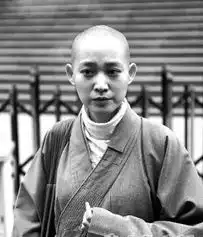 女孩两次被母亲送去精神院,逃出医院后剃头当尼姑,她现状如何了
