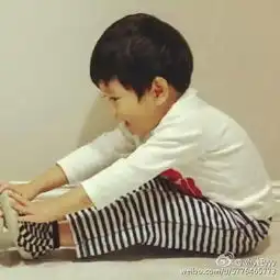 找情侣图片,可爱小孩子一男一女,搞怪点
