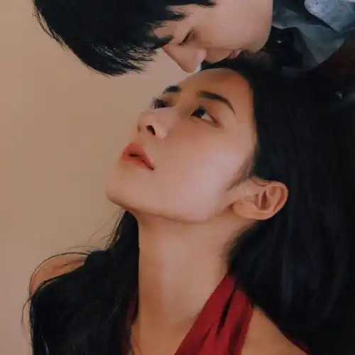 情侣拥抱时,男生不经意间的3个小动作,暴露了他的私心
