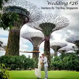两年举行100场婚礼,这对情侣用恩爱秀翻世界
