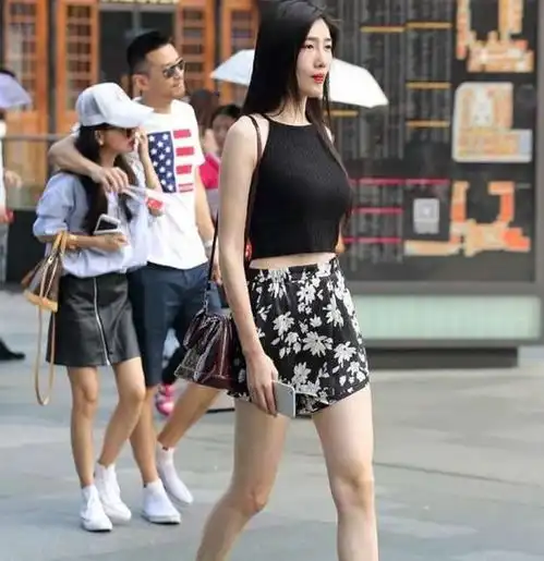 街拍飞扬的青春更需要放飞个性,时尚的穿搭格调让美若梨花

