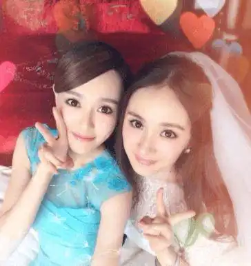 唐嫣杨幂昔日好姐妹同场无交流,糖糖产后御姐范,盛典上演眼神杀
