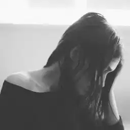 qq黑白头像女生伤感图片可怜的疑心病用感情杀了感情
