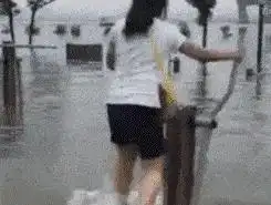 搞笑gif图想不到你也会这招,我们来比一比吧
