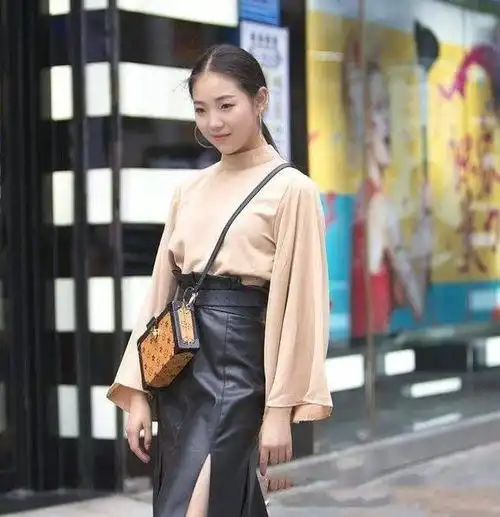 街拍性感时尚的打底裤美女,凹凸曼妙,无处安放的魅力
