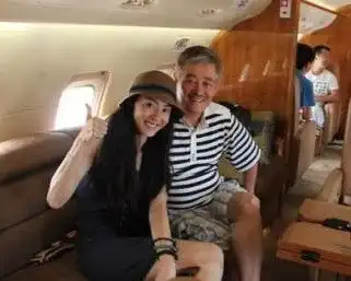 约翰尼德普与女友恋情升温手牵手街头秀亲昵