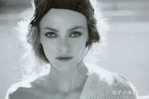 比起蛇蝎美人艾梅柏,她才是德普最理想的妻子