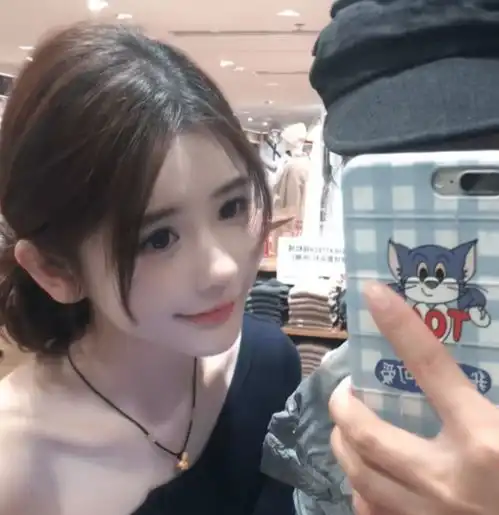 女主播嫁入豪门后退网数年,近期突然复出带货,被怀疑已经离婚
