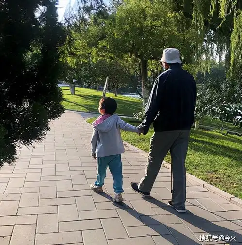 42岁汤唯活动造型太妩媚穿深v紧身裙身材好,与男演员互动有爱