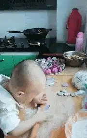搞笑段子和老板娘出差,在宾馆里看到的躺椅,请问这个怎么躺
