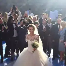 还记得牵着女友的手环游世界的摄影师吗他和女友结婚啦