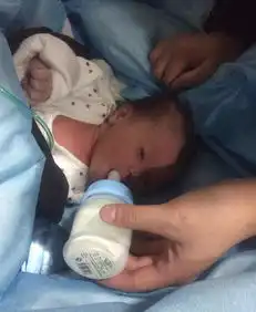 新生婴儿连胎盘脐带被弃公厕下水道
