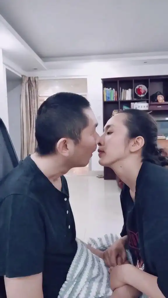男友煤气中毒成植物人,女友不离不弃照顾4年,用爱唤醒奇迹