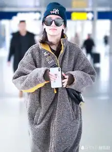 袁冰妍机场街拍穿灰色毛绒大衣笑容超甜,秒变可爱熊
