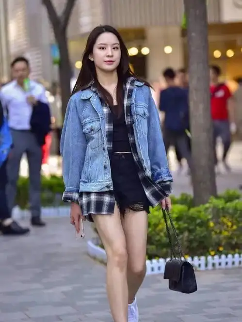 美女街拍漂亮小姐姐的潮流穿搭,美得很与众不同