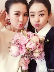 赵丽颖出席婚礼手举捧花与新娘嘟嘴卖萌
