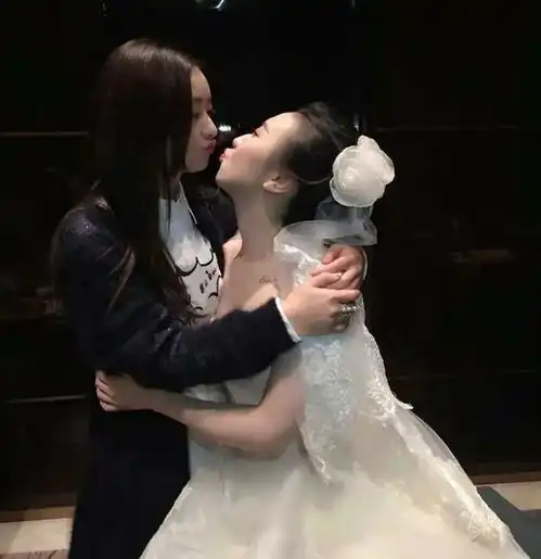 同样是与友人逛街,对比赵丽颖杨幂刘亦菲的状态,差别自现
