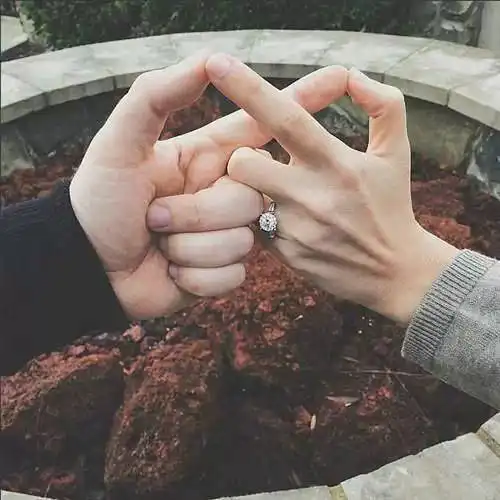 国外情侣婚纱照都这么晒戒指
