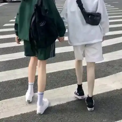 双人情侣头像两张一起你走的路
