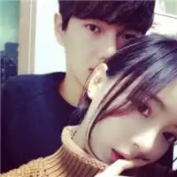 个性网情侣头像牵手一前一后
